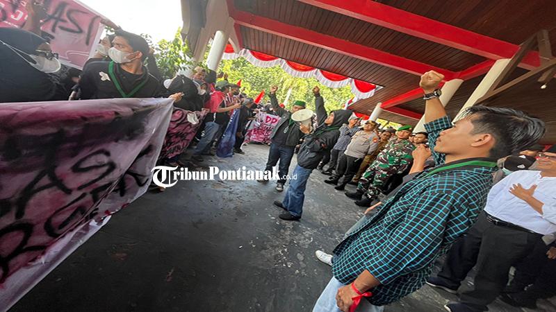 DPRD Sambas Didemo Masyarakat, Isu PETI Hingga Nasib Guru Honorer