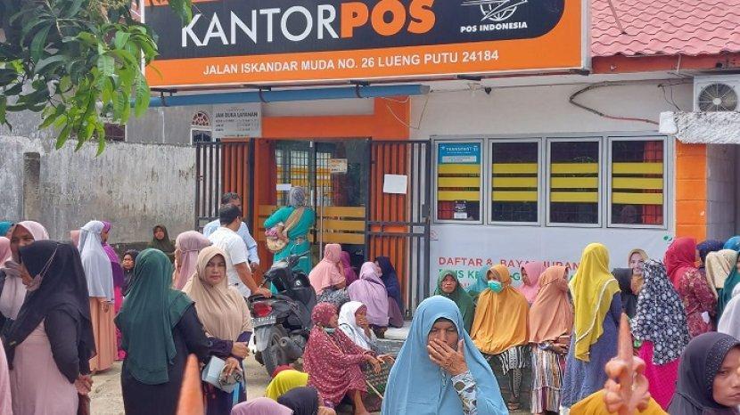 Masyarakat-mengambil-Bansos-lewat-Kantor-Pos.jpg