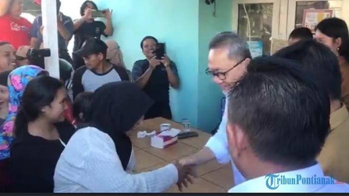 Ribuan Warga Sambas Rela Antre Demi Dapatkan Beras Gratis dari Mendag Zulhas