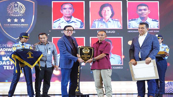 Petugas Pos Imigrasi Entikong Raih Jusuf Adiwinata Award dari Menteri Yasonna Laoly