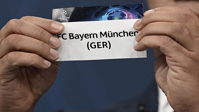 Mikael-Silvestre-memegang-slip-Bayern-Munich.jpg