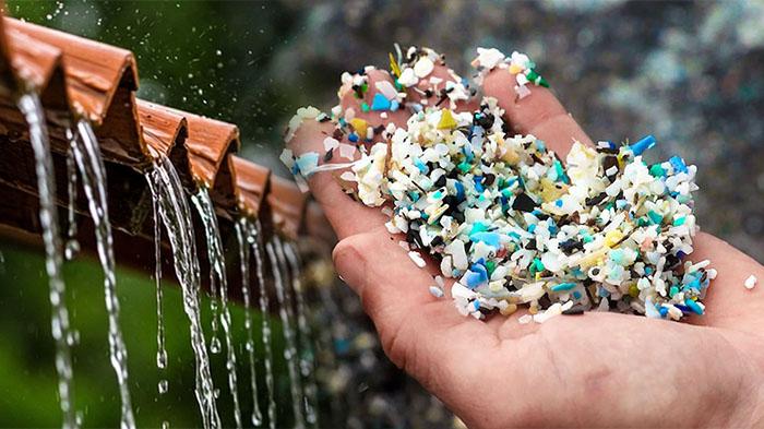 Air Hujan di Jakarta Tercemar Mikroplastik, Menkes Imbau Warga Tak Keluar Rumah Setelah Hujan