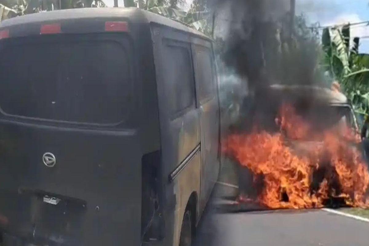 Mobil-Bawa-Uang-Terbakar.jpg