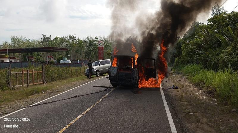 Mobil-yang-terbakar-di-SPBU-Tekudak2342.jpg