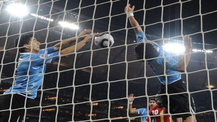Momen-Luis-Suarez-Jadi-Kiper-Selamatkan-Timnas-Uruguay-dari-Kekalahan-Lawan-Ghana-Piala-Dunia-2010.jpg