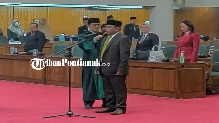 Muhammad-Nurdin-saat-mengucapkan-Sumpah2w34red.jpg