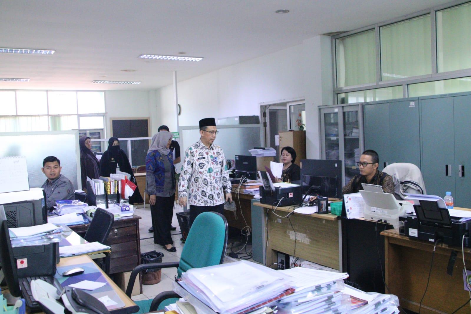 Sekda Pontianak Sidak Kehadiran ASN Disporapar Pasca Cuti Bersama Lebaran