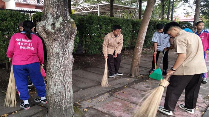 Murid-murid-SMKN-5-Pontianak-melaksanakan-bersih-bersih.jpg