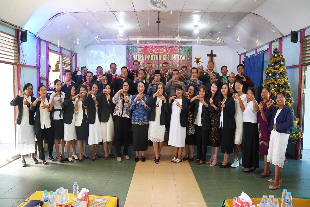 Hadiri Natal Bersama PPHTGD di GPDI Anugerah Semuntai, Ini Pesan Wabup Susana Herpena