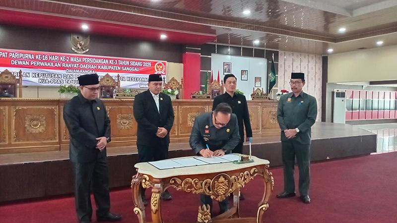 DPRD Sanggau Rapat Paripurna Pengambilan Keputusan & Penandatanganan Nota Kesepakatan KUA PPAS 2026