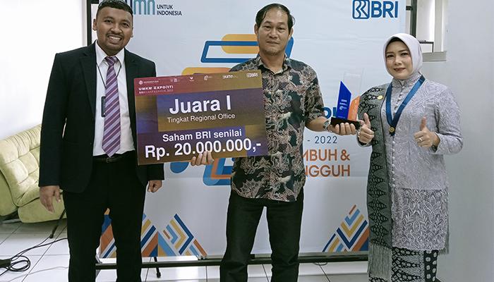 BRI Hadiahi Saham Rp 20 Juta Pada Hendro Nasabah BRI Cabang Sanggau