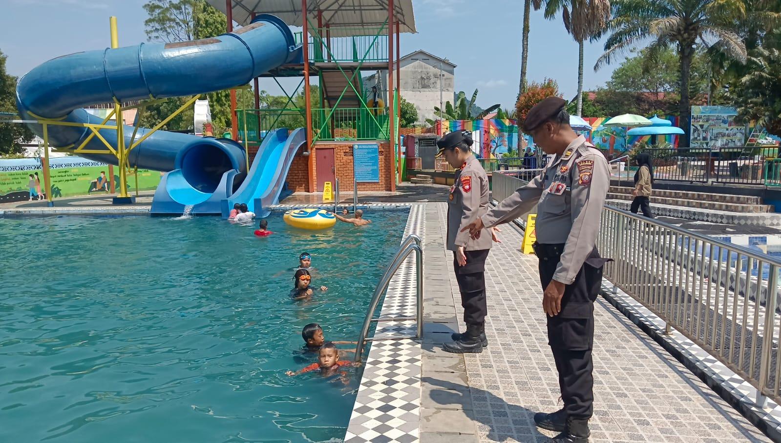 Personel Polsek Singkawang Barat hadir untuk Beri Rasa Aman di tempat Rekreasi Taman Teratai Indah - Tribunpontianak.co.id