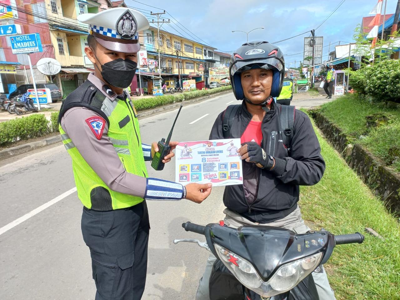 Polres Melawi Gelar Kegiatan Operasi Zebra dengan Membagikan Brosur Imbauan Tertib Berlalulintas