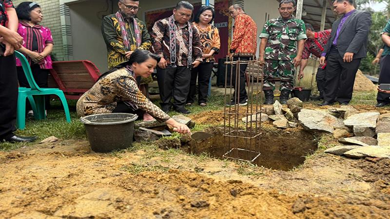 Bupati Landak Peletakan Batu Pertama Gereja BMG Sorgawi Pahauman-Paloan