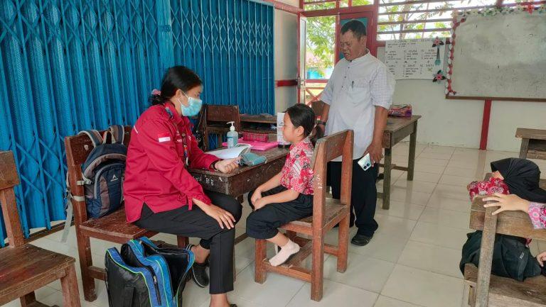 Anak SD di Sasan Jongkong Kapuas Hulu Diperiksa Kesehatan 