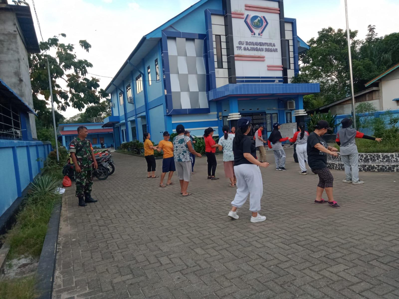 PKK Desa Sanatab Sambas Ajak Mahasiswa KKN Kebangsaan dan Babinsa Senam Pagi Bareng