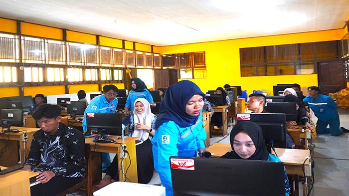 CSR WHW Dorong Pendidikan Berkualitas, Salurkan 51 Komputer ke 13 Sekolah Kendawangan 