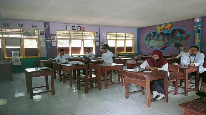 Panitia-saat-meninjau-pelaksanaan-Computer-Assisted-Test-CAT-Indeks-Profesionalisme-Moderasi.jpg