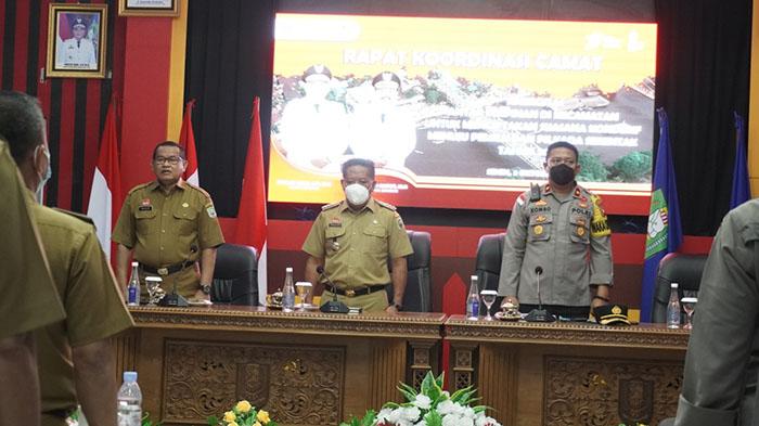 Paolus-Hadi-saat-membuka-rapat-koordinasi-Camat-se-Kabupaten23rwef.jpg