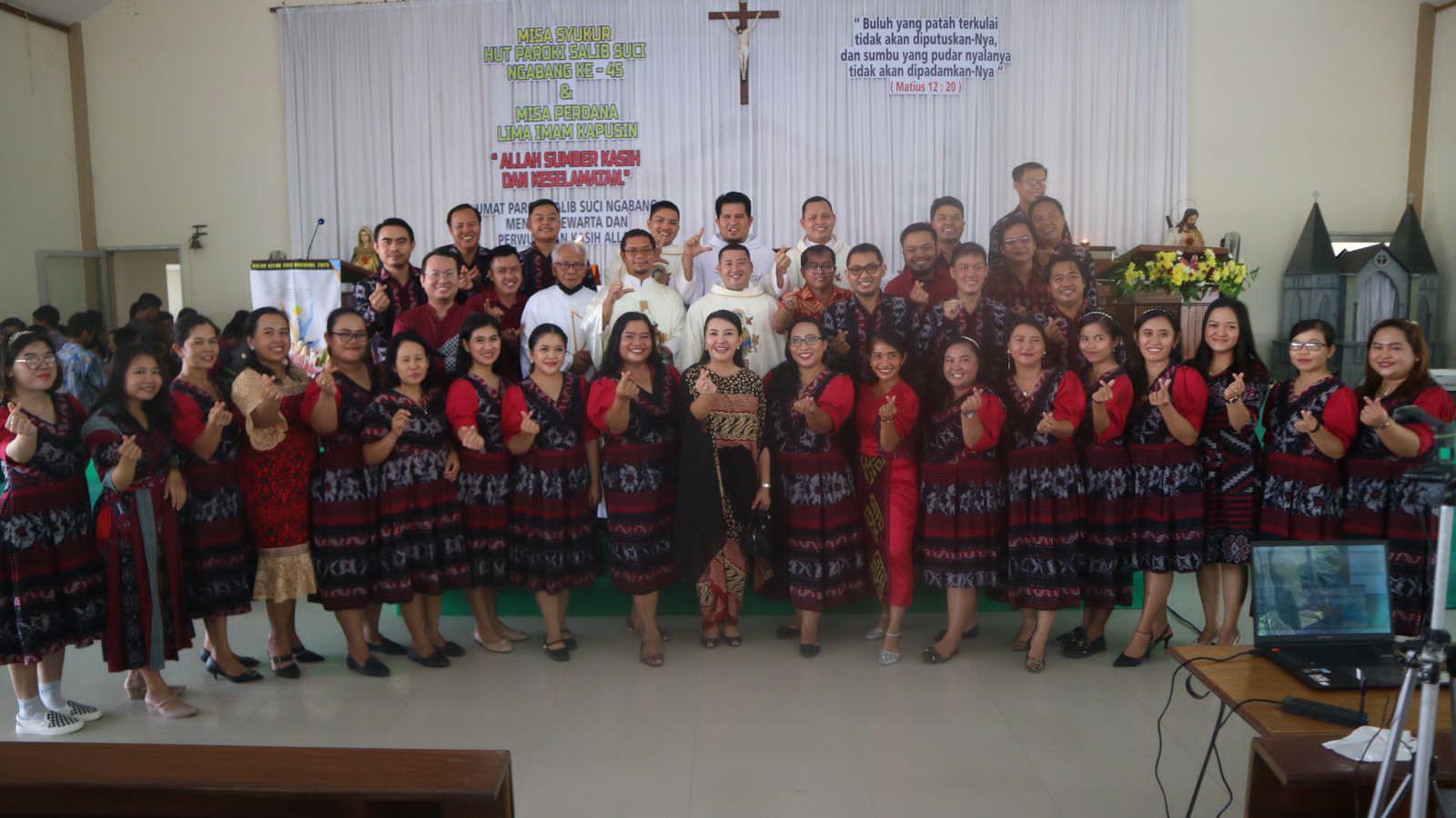 Para-imam-dan-petugas-liturgi-saat-misa-syukur-perayaan-ulang-tahun-di-Gereja.jpg