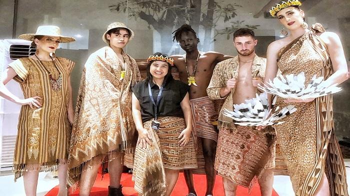 Para-model-yang-memakai-Kain-Pantang-untuk-tampil-Eco-Fashion-Nusantara.jpg