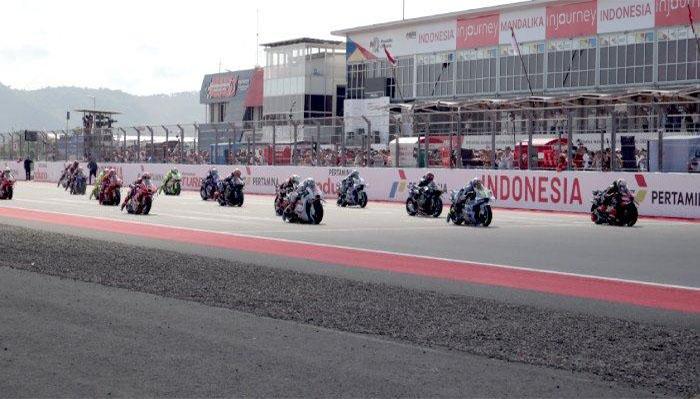 Para-pembalap-memulai-balapan-utama-MotoGP-Mandalika.jpg