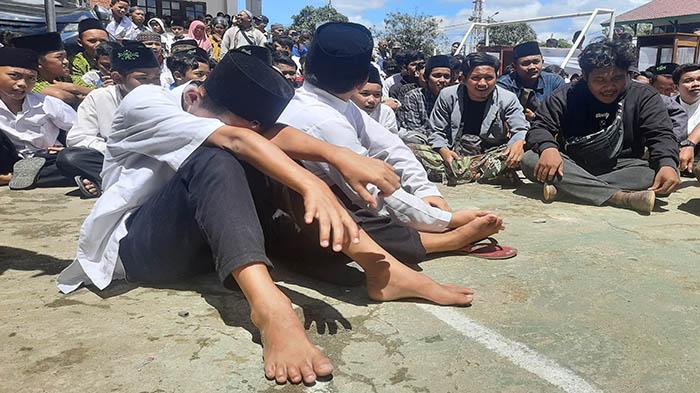 Para-santri-dan-alumni-Ponpes-Darul-Maarif-Sintang-berkumpul.jpg