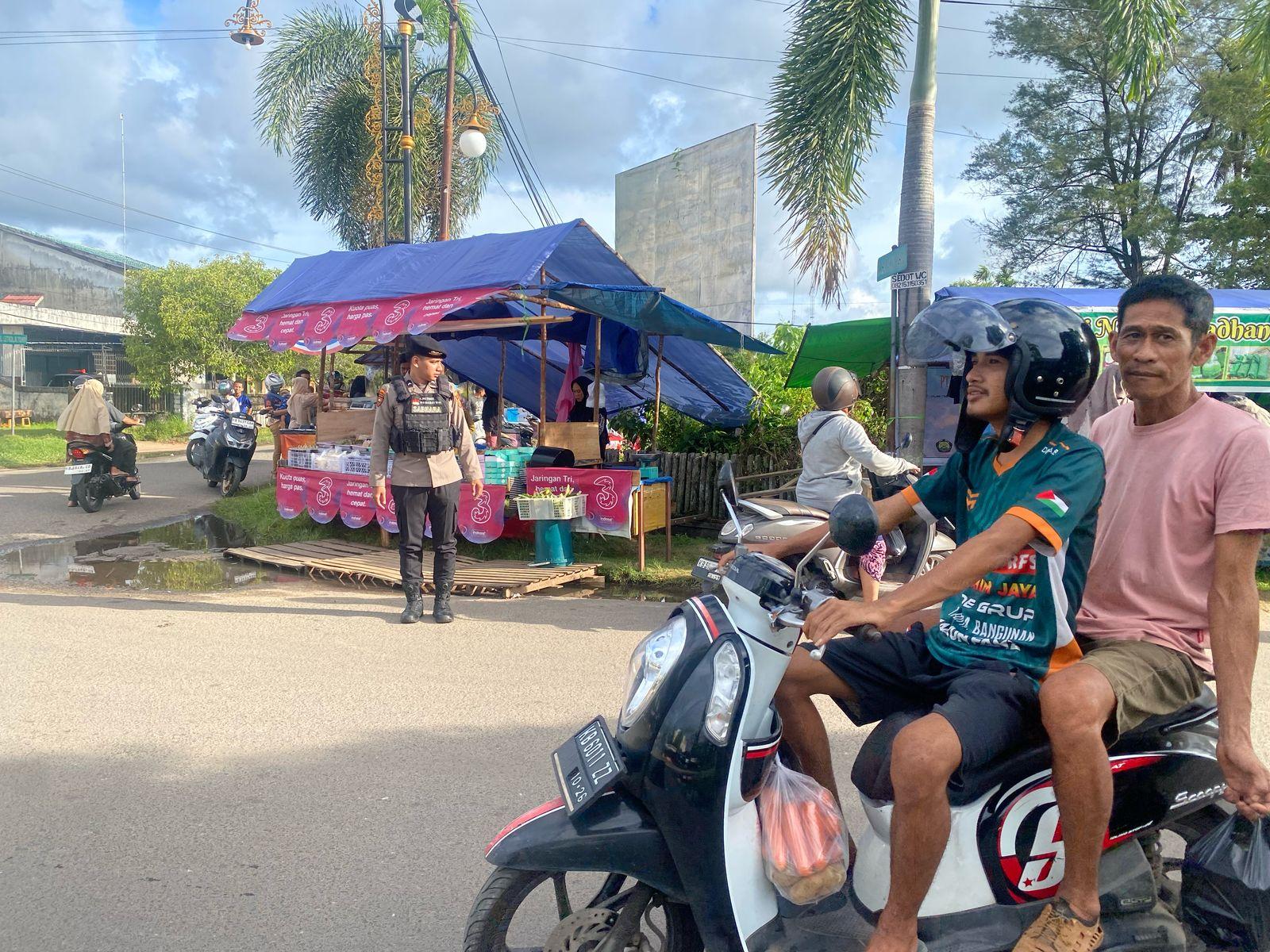 Personel Polres Ketapang Lakukan Pengamanan untuk Pastikan Kamtibmas Terjaga di Pasar Juadah Ramadan