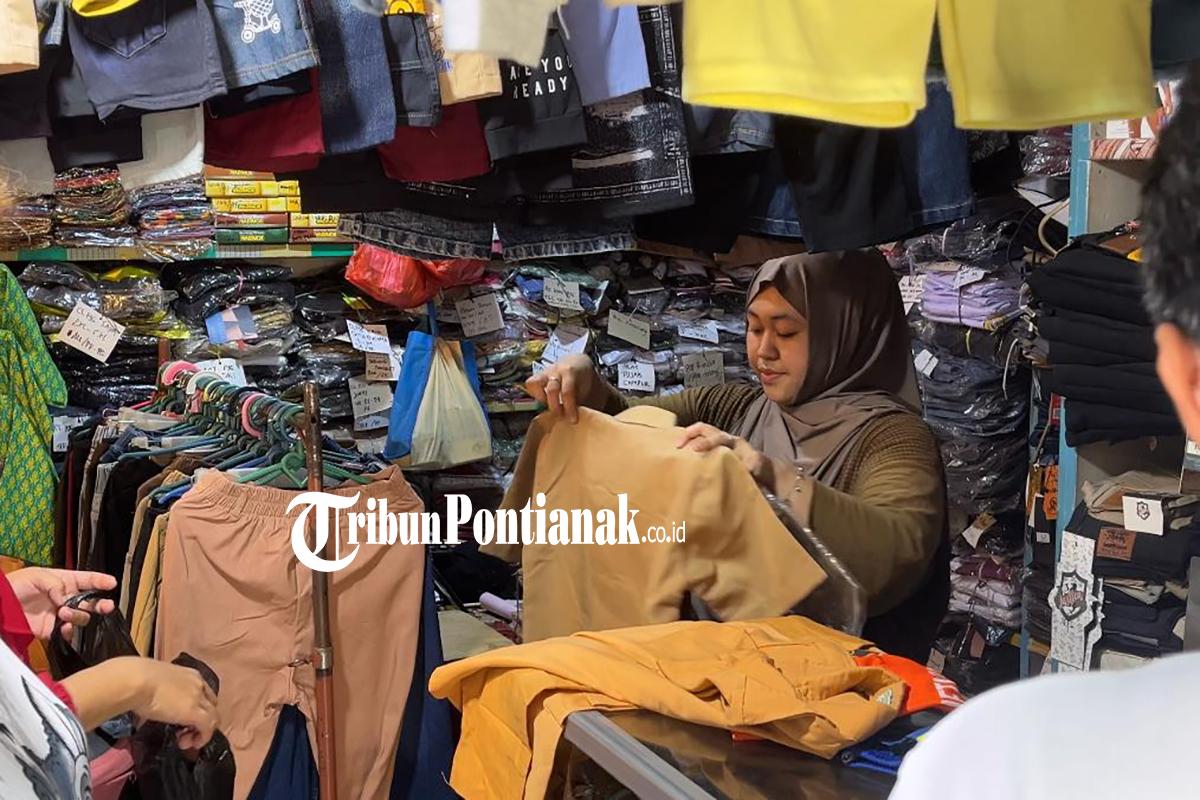 Menjelang Tahun Ajaran Baru, Penjual Seragam Sekolah di Pasar Tradisional Sambas Kebanjiran Pembeli - Tribunpontianak.co.id