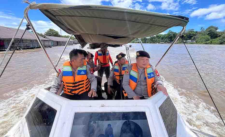 Polsek Nanga Pinoh dan BPBD Melawi Gerak Cepat Atasi Erosi Sungai di Desa Tekelak
