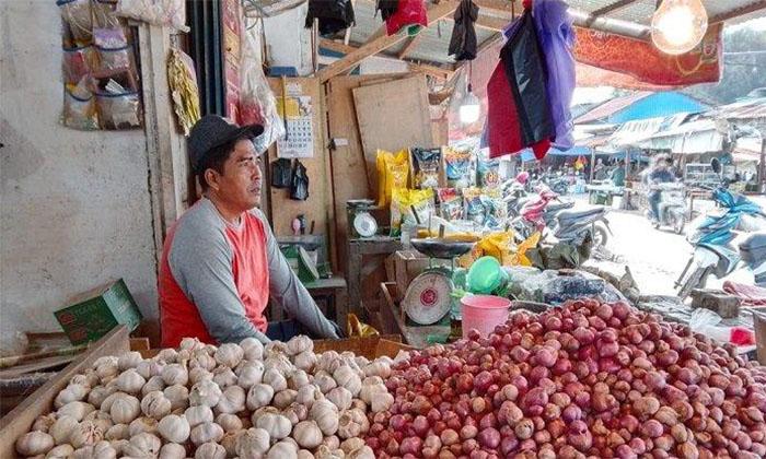 Pedagang-bawang-merah-dan-bawang-putih-di-Pasar-Youtefa-Abepura.jpg