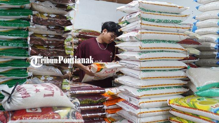 Pedagang-dan-pembeli-sedang-memilih-beras-22.jpg
