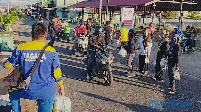 Pembagian-takjil-gratis-ke-masyarakat-di-Jalan-Lintas-Selatan.jpg