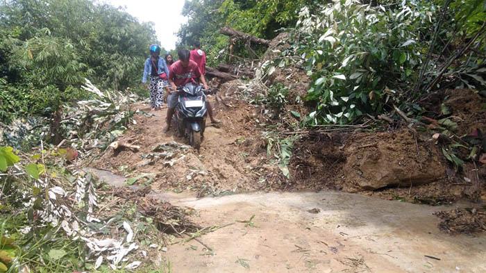 Pembersihan-sisa-longsoran-tanah-yang-sempat-menutup.jpg