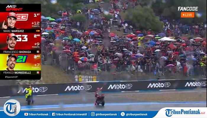 Sempat Crash Marc Marquez Menang di Sprint Race Bersama Pecco Bagnaia di Kondisi Hujan Deras