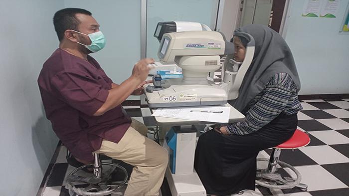 Pemeriksaan-mata-gratis-bagi-10-anak-Panti-Asuhan-Nur-Fauziwqrew3e.jpg