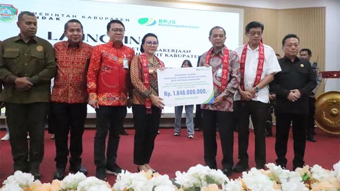 Pemerintah-Kabupaten-Landak-beserta-jajaran-BPJS-Ketenagakerjaan-foto-bersama.jpg