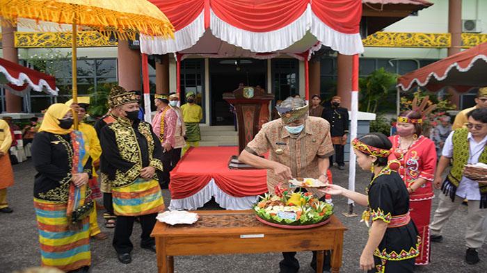 Pakaian Adat Nusantara Warnai Peringatan Hari Jadi Kota Sintang