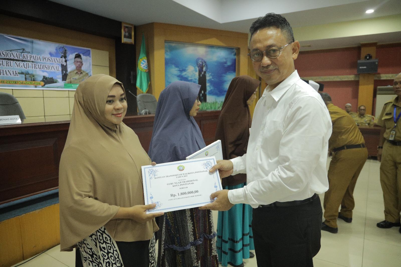 Pemkot Pontianak Serahkan Bantuan Operasional Rp1,8 Juta ke 330 Guru Ngaji Tradisional