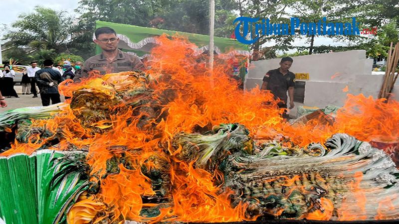 Kejari Pontianak Musnahkan 19 Ton Beras Oplosan 