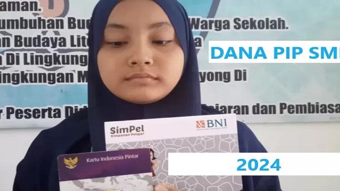 Penerima-dana-PIP-untuk-SMA-sedang-menunjukan-buku-Rekening-SIMPEL-BRI.jpg