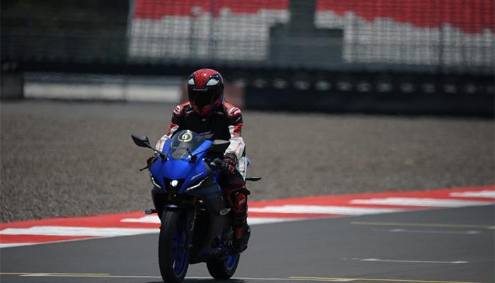 Pengguna-All-New-R15-Connected-Series-aktif-berkendara-dalam-keseharian.jpg