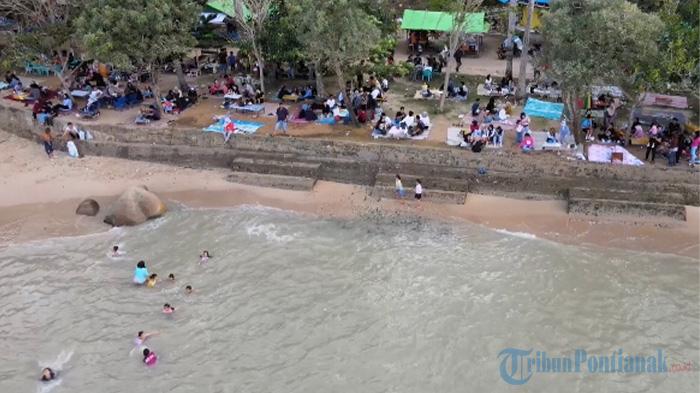 Pengunjung-menikmati-wisata-pantai-di-Teluk-Mak-Jantu-Sedau-Kota-Singkawang-Kalbar.jpg