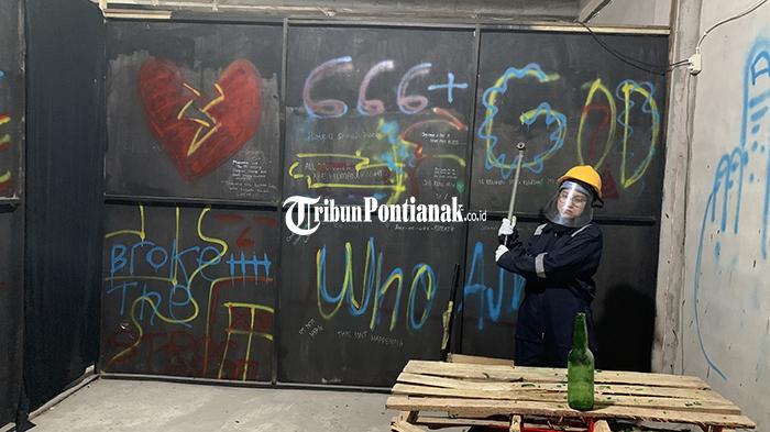 Pengunjung-saat-memecahkan-botol-di-Break-Room-pertama-di-Pontianak4dfd.jpg