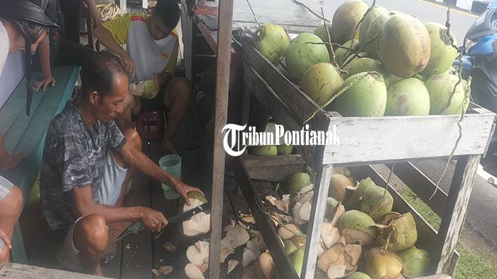 Penjual-air-kelapa-muda-di-Putussibau-Selatan-sibuk-me43534.jpg