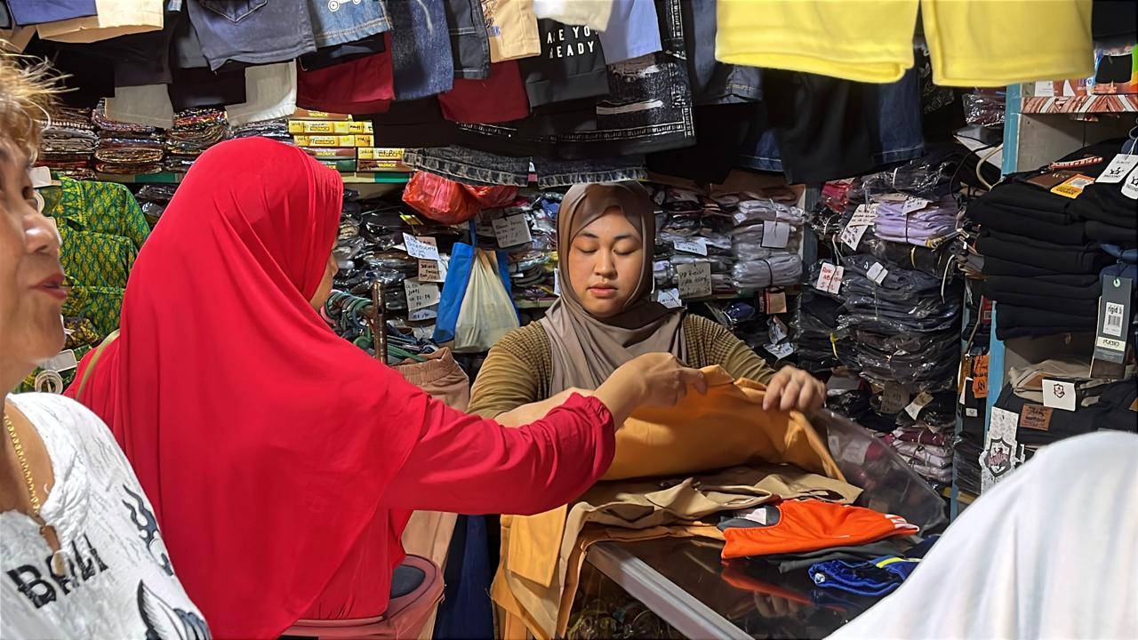 Jelang Masuk Sekolah, Orang Tua/Wali Serbu Toko Jual Seragam dan Peralatan Sekolah di Pasar Sambas - Tribunpontianak.co.id