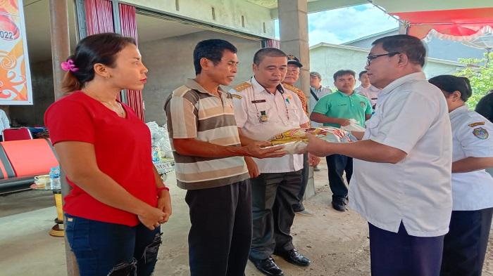 Penyaluran-bantuan-sosial-tahap-IV-oleh-Pemkab-Landak.jpg