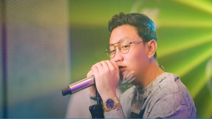 Penyanyi-Denny-Caknan-saat-membawakan-lagu-Klebus-ciptaan-Andri-Prianta.jpg