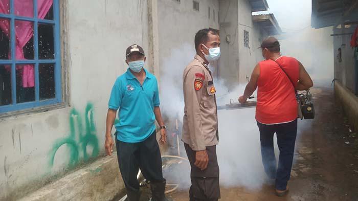 Cegah DBD, Polsek dan Puskesmas Mempawah Hulu Rutin Lakukan Fogging