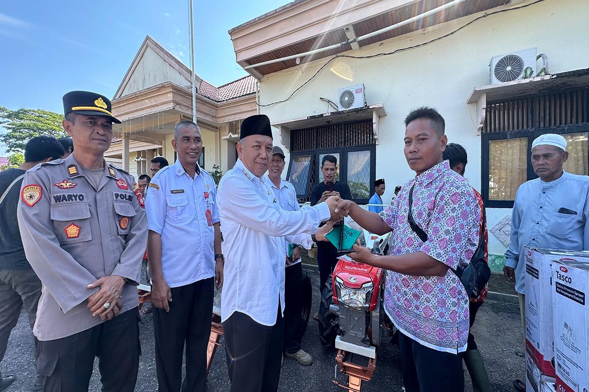 Dukung Swasembada Pangan, Pemkab Mempawah Salurkan Bantuan Alsintan untuk Petani di Tiga Kecamatan - Tribunpontianak.co.id